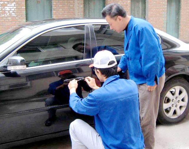 六盘水汽车钥匙丢在车里面怎么办?